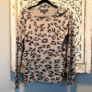 Women’s Forever 21 Gray Leopard Sweater Size Large!